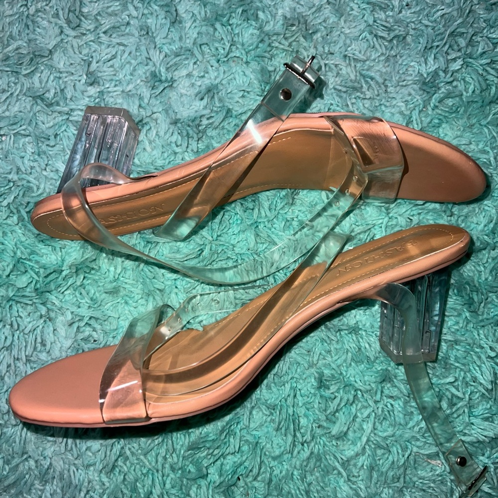Super cute and comfortable clear heel. Worn once
